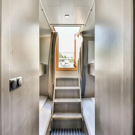 Brand New Boat Center 'dolte' *